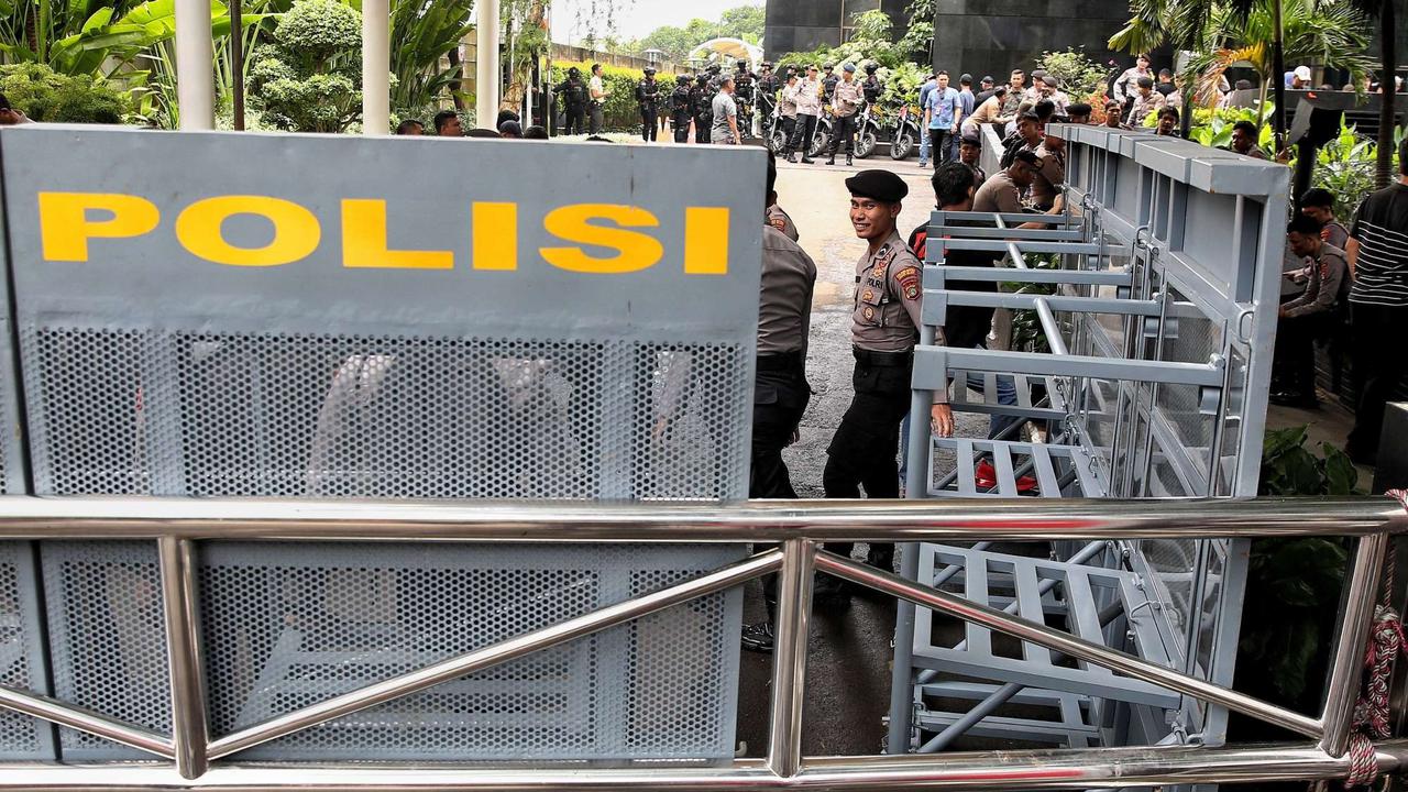Gedung KPK Dijaga Ketat Polisi Bersenjata Saat Hasto Kristiyanto Diperiksa