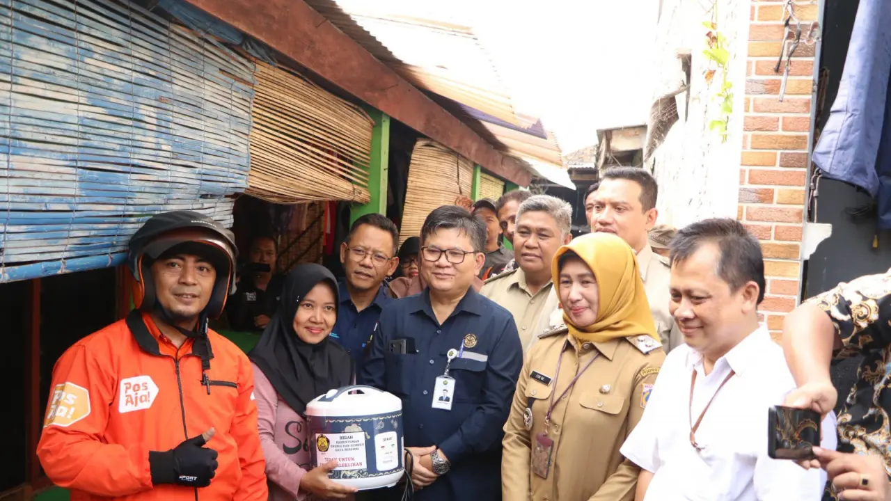 Direktur Jenderal Ketenagalistrikan Kementerian ESDM Jisman Hutajulu menyaksikan penyerahan Alat Memasak Berbasis Listrik atau Rice Cooker di Kelurahan Pulo Gebang, Jakarta Timur, Selasa (12/12/2023). (Dok Kementerian ESDM)