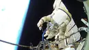 Kosmonot Rusia Sergei Volkov sedang melakukan spacewalk diluar badan Stasiun Luar Angkasa Internasional (ISS), (7/2). Kosmonot Rusia ini hanya berpegang dengan tali untuk melakukan pekerjaannya diluar stasiun ISS. (REUTERS/Roscosmos)