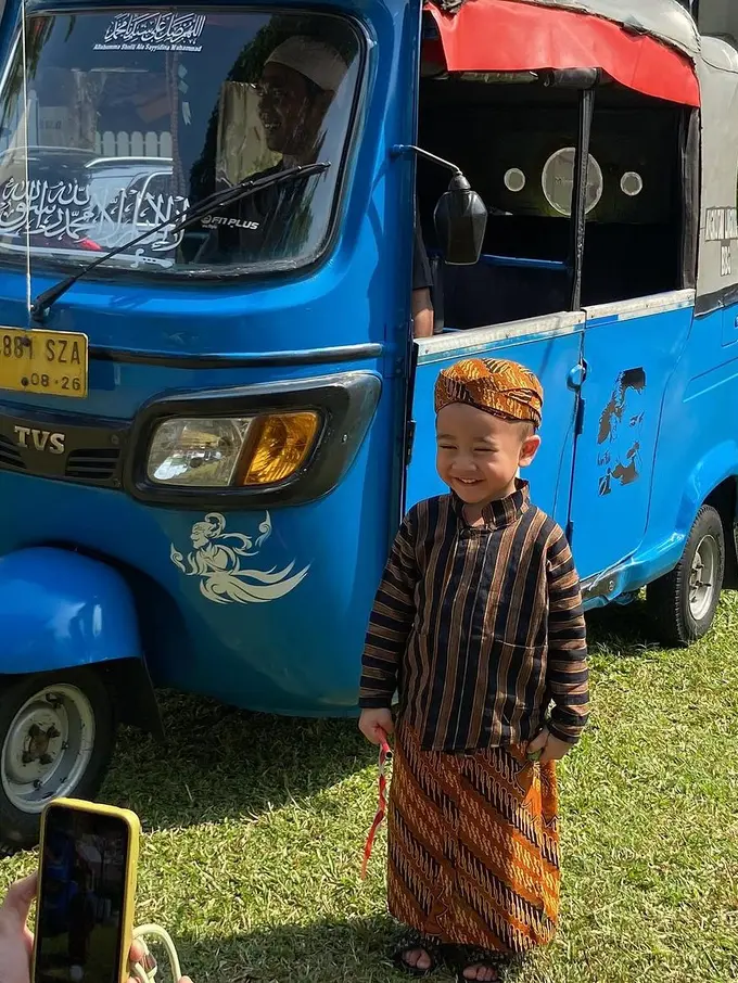 5 Potret Rayyanza Anak Raffi-Nagita Slavina Bergaya ala Mas-mas Jawa Rayakan HUT ke-79 RI , Pakai Lurik dan Sandal Dior Rp7 Jutaan