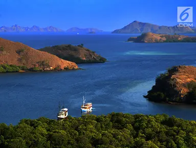 Pemandangan sebuah teluk di Pulau Rinca, Taman Nasional Komodo, NTT, Minggu (14/10). Selain terkenal dengan komodonya, Pulau Rinca memiliki pemandangan alam yang indah dan memikat wisatawan. (Merdeka.com/Arie basuki)