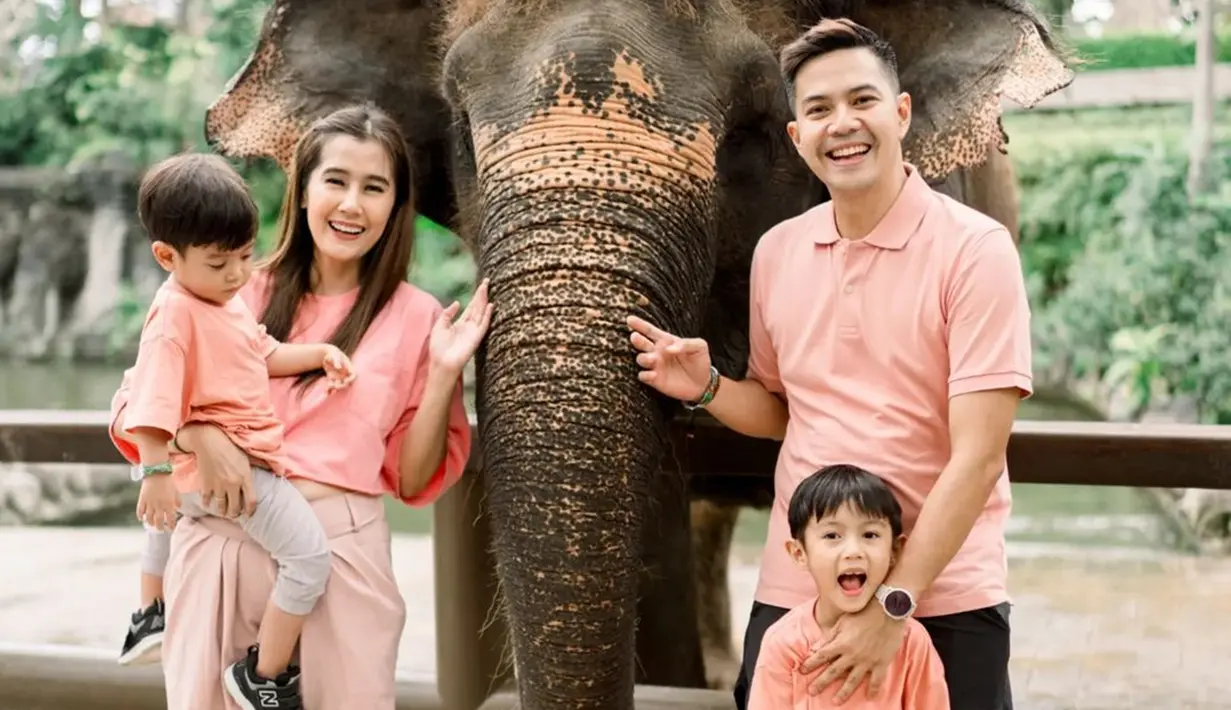 Dua buah hati Ardina Rasti, Anara Langit dan Awan Biru bahagia diajak ke Bali Zoo. Tak hanya sekadar melihat hewan-hewan yang ada di kebun binatang, anak-anak juga bisa sekalian belajar. Bali Zoo selalu jadi pilihan tujuan artis ketika ajak anaknya liburan. Keluarga artis yang disebut family goals oleh netizen ini kompak dan selaras pakai baju kaus warna pink. (Liputan6.com/IG@arieandika10)