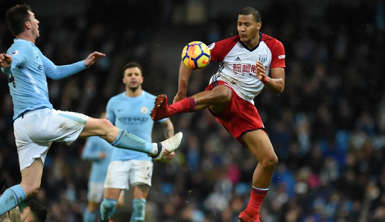 Bek baru Manchester City, Aymeric Laporte saat berebut bola dengan pemain West Bromwich Albion's, Salomon Rondon pada pertandingan Liga Inggris di Stadion Etihad, (31/1). Laporte  dikontrak Man City selama lima tahun. (AFP Photo/Oli Scarff)