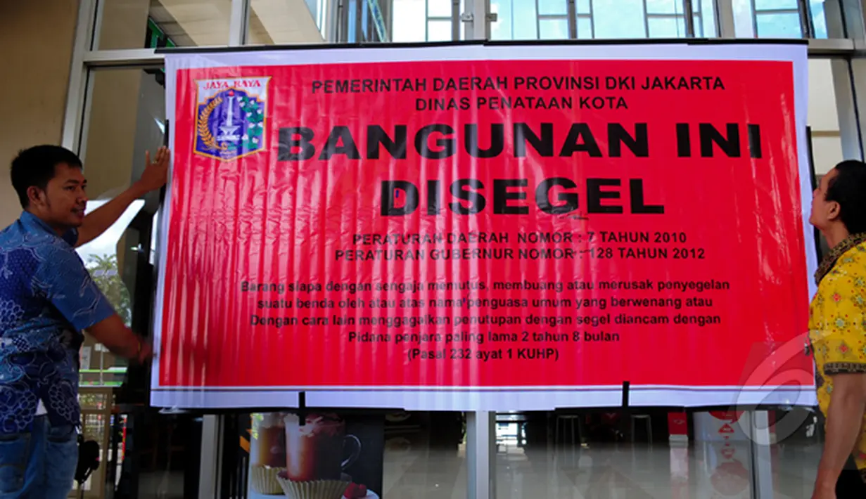 Petugas Penataan Kota DKI Jakarta saat menyegel Mal tebet Green karena belum memiliki sertifikat Surat Layak Fungsi (SLF), Jakarta, Kamis (5/3/2015). Penyegelan ini merupakan peringatan ketiga untuk mal Tebet Green. (Liputan6.com/Yoppy Renato)
