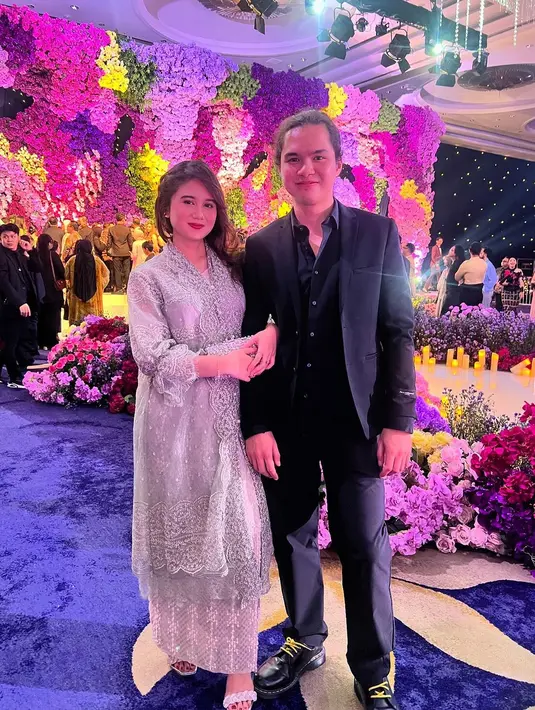 Tissa Biani tampil menawan dengan dress brokat warna abu-abu, sedangkan Dul Jaelani terlihat gagah dengan setelan jas warna hitamnya. [@tissabiani]