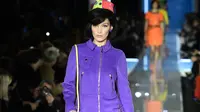 Model AS, Bella Hadid berjalan membawakan koleksi terbaru Moschino di panggung runway Milan Fashion Week 2018, Rabu (21/2). Bella Hadid terlihat menggunakan skirt suit berwarna ungu muda dengan pillbox hat colorful pattern yang manis. (Miguel MEDINA/AFP)