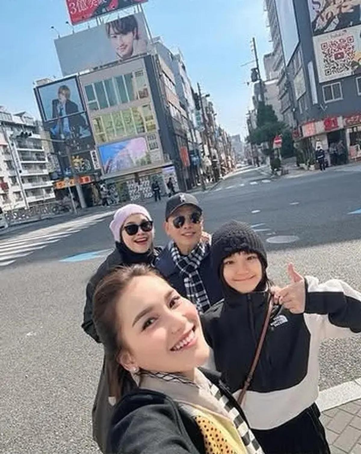 7 Potret Ayu Ting Ting Berburu Sakura di Jepang, Ajak Keluarga Besar