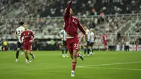 Pemain Liverpool, Hugo Ekitike, merayakan gol yang dicetaknya dalam pertandingan Liga Inggris&nbsp;melawan Newcastle di St James' Park, Inggris, Selasa (26 Agustus 2025). (AP Photo/Jon Super)