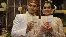 Pasangan Demian Aditya dan Sara Wijayanto akhirnya dinyatakan resmi menjadi suami istri, Kamis (22/5/14). (Liputan6.com/Panji Diksana)