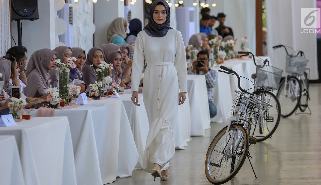 Model membawakan busana karya desainer Intan Kusuma dan Atina Maulia di Akuatik GBK Senayan, Jakarta, Kamis (2/5/2019). Sebanyak 30 koleksi busana hijab dengan nama Vanilla Raya diperagakan menyambut bulan suci Ramadan. (Liputan6.com/Fery Pradolo)