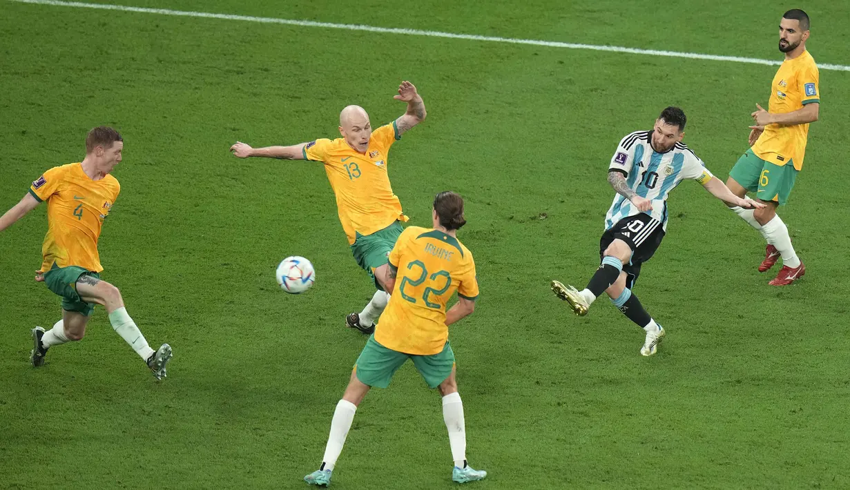 Lionel Messi berhasil menyumbang satu gol saat kemenangan 2-1 Argentina atas Australia di babak 16 besar Piala Dunia 2022, Sabtu (04/12/2022) dini hari WIB. Golnya ke gawang Mathew Ryan merupakan gol pertama dalam kariernya di fase gugur Piala Dunia. (AP/Alessandra Tarantino)