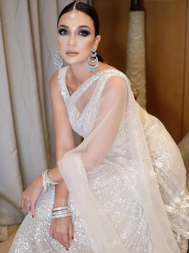 7 Pesona Luna Maya Dalam Busana India Ini Curi Perhatian