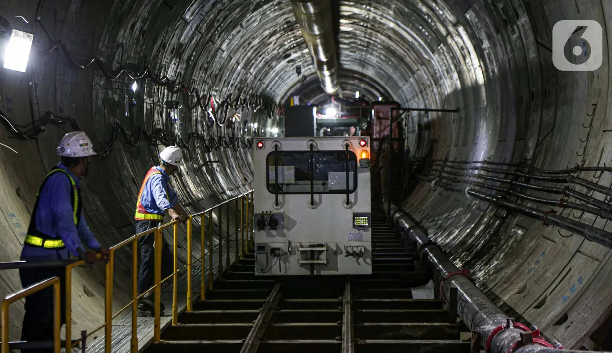 Aktivitas pekerja menyelesaikan proyek Mass Rapid Transit (MRT) Fase 2 segmen CP201 rute Thamrin - Monas di kawasan Stasiun Thamrin, Jakarta, Kamis (24/5/2022). Perkembangan proyek MRT Fase 2 Segmen CP201 rute Thamrin - Monas saat ini telah mencapai 38,80 persen. (Liputan6.com/Faizal Fanani)