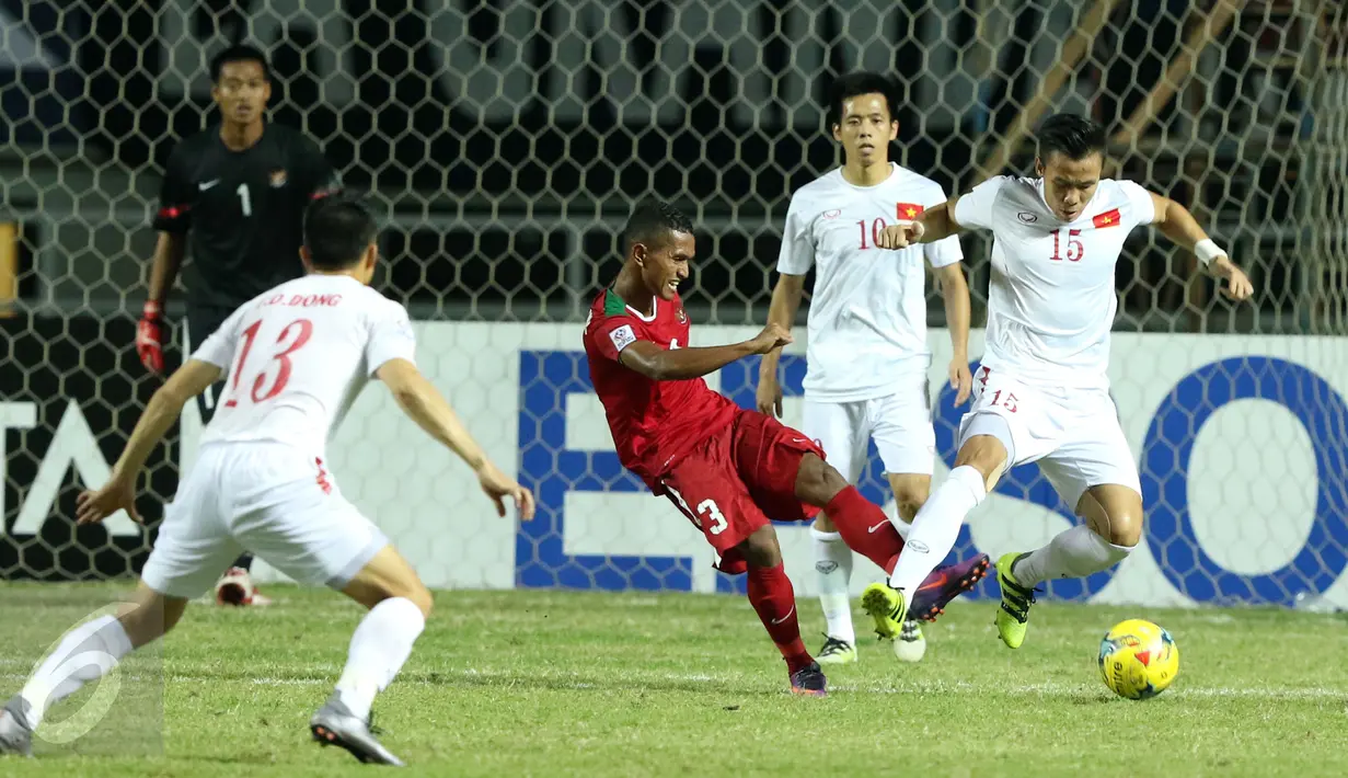 Bek Timnas Indonesia, Abduh Lestaluhu (tengah) menghalau Vu Van Thanh (Vietnam) pada laga semifinal pertama Piala AFF 2016 di Stadion Pakansari, Bogor, Sabtu (3/12). Indonesia unggul 2-1. (Liputan6.com/Helmi Fithriansyah)