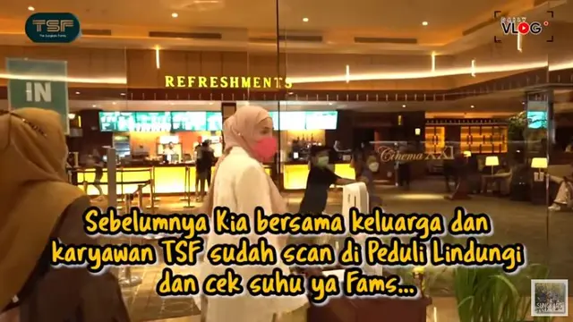 Zaskia Sungkar Nobar Karyawan di Bioskop