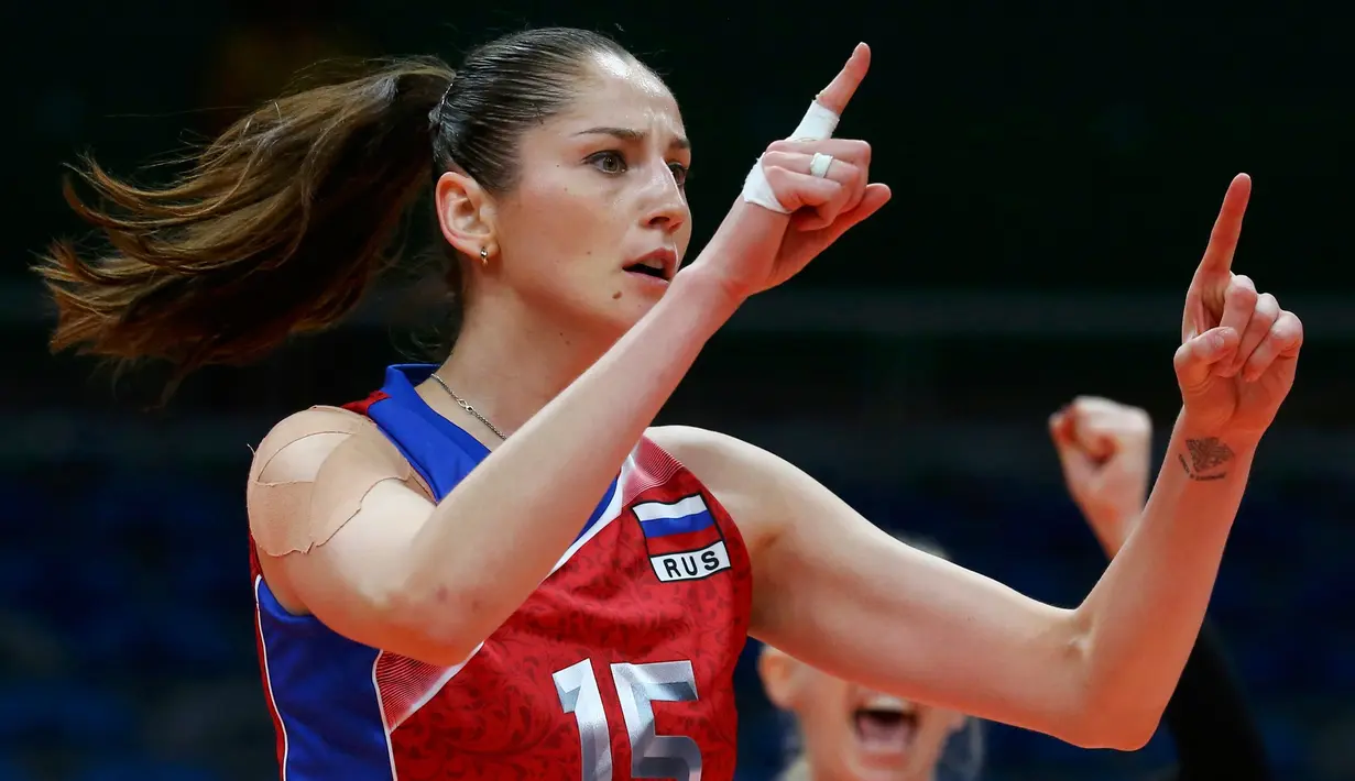 Tatyana Kosheleva melakukan selebrasi saat meraih point dalam bertanding melawan tim dari Korea Selatan di ajang Olimpiade 2016 di Maracanazinho, Rio de Janeiro, Brasil, (8/8). (AFP PHOTO/Johannes EISELE)