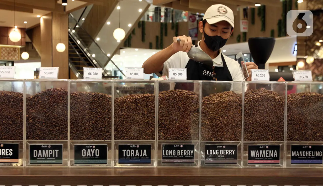 Pramusaji mengaduk biji kopi di sela-sela pembukaan AEON Mall Tanjung Barat di Jakarta, Kamis (18/11/2021). Mengusung konsep Find Happiness, Beyond Your Future, Mall AEON bersuasana urban modern menggabungkan kehidupan keluarga, pekerja, dan pelaku bisnis di satu tempat. (Liputan6.com/Fery Pradolo)