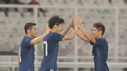 Para pemain Jepang U-19 merayakan gol ke gawang timnas Indonesia U-19 pada laga uji coba di Stadion Utama GBK, (24/3/2018). Indonesia U-19 Kalah 1-4. (Bola.com/Nicklas Hanoatubun)