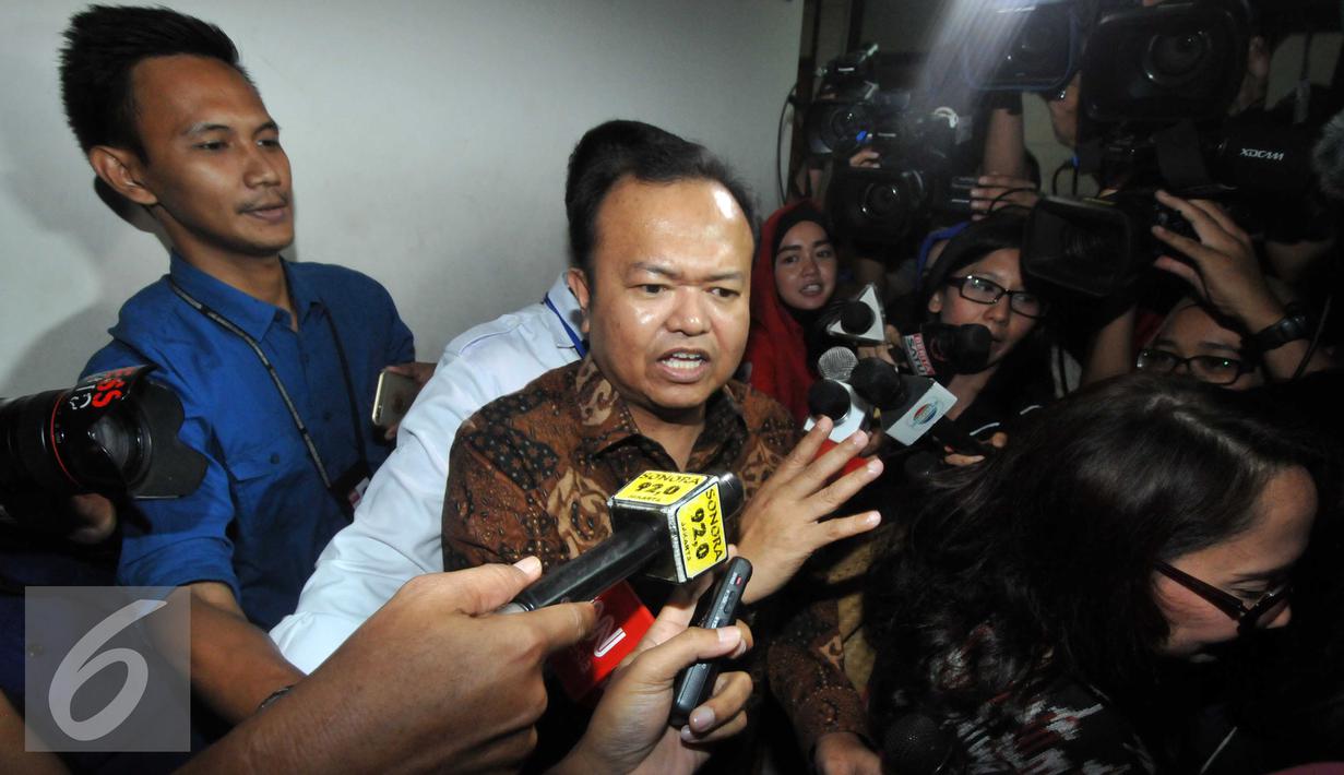 Patrice Rio Capella menjawab pertanyaan wartawan usai menjalani sidang perdana di Pengadilan Tipikor, Jakarta (9/11). Rio didakwa menerima gratifikasi Rp 200 juta dari Isteri Gubernur nonaktif Sumatera Utara. (Liputan6.com/Helmi Afandi)