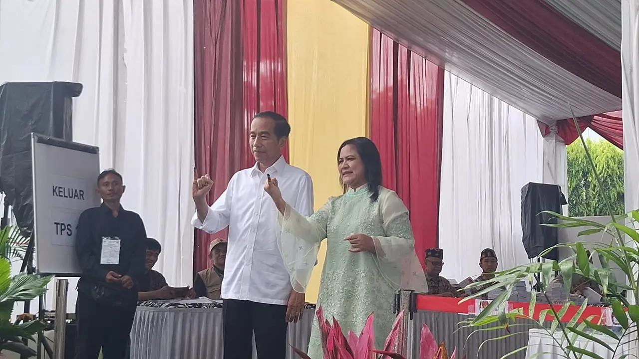 Presiden Joko Widodo atau Jokowi dan Ibu Negara Iriana menggunakan hak suaranya pada pemilihan umum atau Pemilu 2024.