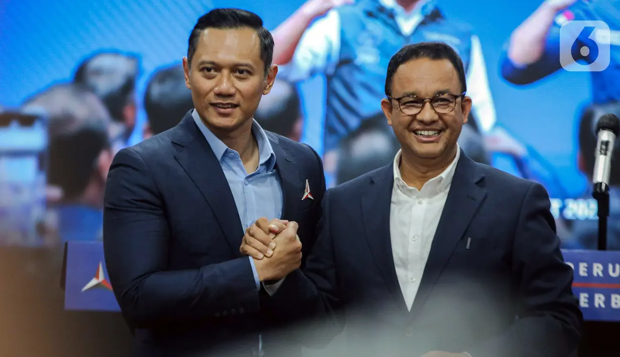 Ketua Umum Partai Demokrat Agus Harimurti Yudhoyono atau AHY (kiri) salam komando dengan Anies Baswedan saat menyampaikan pernyataan kepada awak media usai menggelar rapat terbatas di DPP Partai Demokrat, Jakarta, Kamis (2/3/2023). Dalam rapat terbatas tersebut membahas bahwa Partai Demokrat telah resmi memberikan dukungan kepada Anies Baswedan untuk maju sebagai calon presiden pada Pemilihan Presiden 2024. (Liputan6.com/Faizal Fanani)