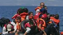 Sejumlah pengungsi Suriah berada di perahu karet yang bocor sekitar 100 m sebelum mencapai pulau Lesbon, Yunani, Minggu (13/09/2015). Total 432.761 pengungsi melakukan perjalanan berbahaya menuju Eropa. (REUTERS/Alkis Konstantinidis)