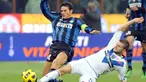 Kapten Inter Milan Javier Zanetti (kiri) berjibaku saat berhadapan dengan Brescia pada partai lanjutan Serie A pada 6 November 2010 di Stadio Giuseppe Meazza, Milan. AFP PHOTO/GIUSEPPE CACACE