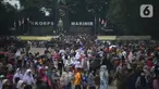 Warga berkumpul  di lapangan Marinir Cilandak, Jakarta, Selasa (15/11/2022). Kegiatan ini dilakukan dalam rangka peringatan HUT Ke-77 Korps Marinir dibuka untuk warga mencoba berkeliling markas Marinir. (merdeka.com/Imam Buhori)