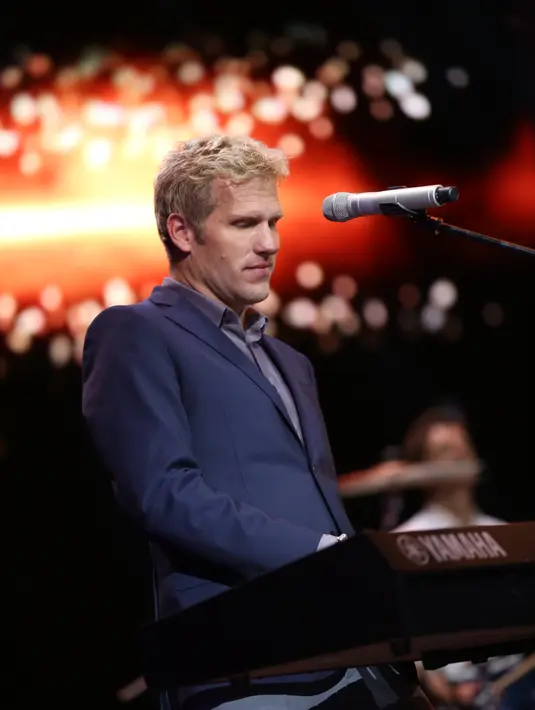 Diatas panggung, Jascha Richter mampu menunjukkan bentuk inspirasi romantisme yang didapat oleh MLTR dari petikan-petikan lirik yang manisnya orang sedang jatuh cinta atau terluka karena cinta. (Galih W. Satria/Bintang.com)