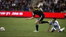 Bek  Belgia, Jan Vertonghen (kiri) berusaha mengejar bola dari kejaran pemain tengah Israel Eran Zahavi pada kualifikasi Piala Eropa 2016 di Teddi Malcha Stadium, Jerusalem,Rabu (1/4/2015). Belgia menang 1-0 melawan Israel. (AFP PHOTO/Thomas Coex)
