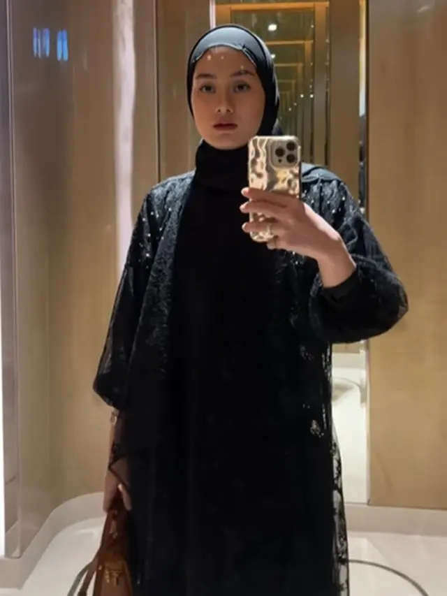 Outfit bukber artis pakai baju warna hitam
