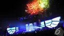Warna-warni kembang api menambah semarak suasana pagelaran DWP (Djakarta Warehouse Project) 2014, JIExpo Kemayoran, Jakarta, Sabtu (13/12/2014). (Liputan6.com/Faisal R Syam) 