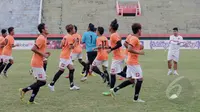 Sejumlah pemain dari Timnas Myanmar saat menjalani latihan fisik untuk persiapan pertandingan persahabatan melawan Timnas Indonesia, di Gelora Delta, Sidoarjo, Minggu (29/03/2015). (Liputan6.com/Andrian M Tunay)