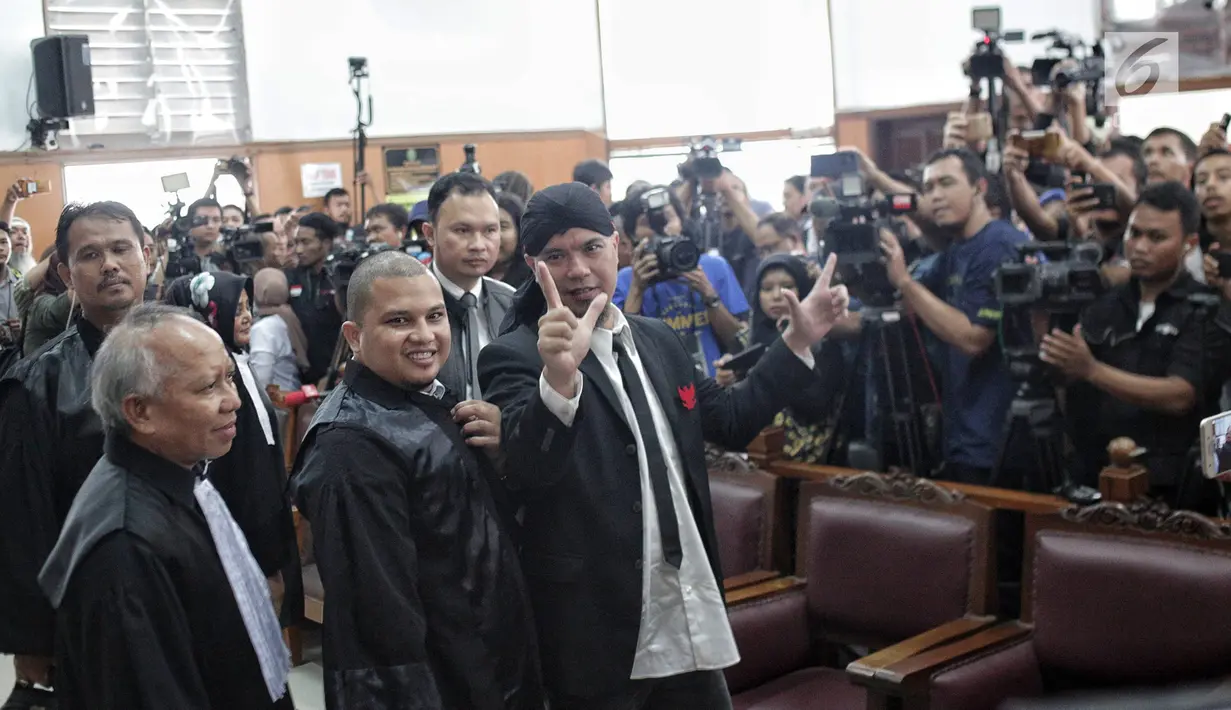 Terdakwa Ahmad Dhani memberi salam kepada wartawan usai menjalani sidang lanjutan atas kasus ujaran kebencian di PN Jakarta Selatan, Senin (28/1). Hakim menuntut Ahmad Dhani dengan pidana penjara 1 tahun 6 bulan. (Liputan6.com/Faizal Fanani)