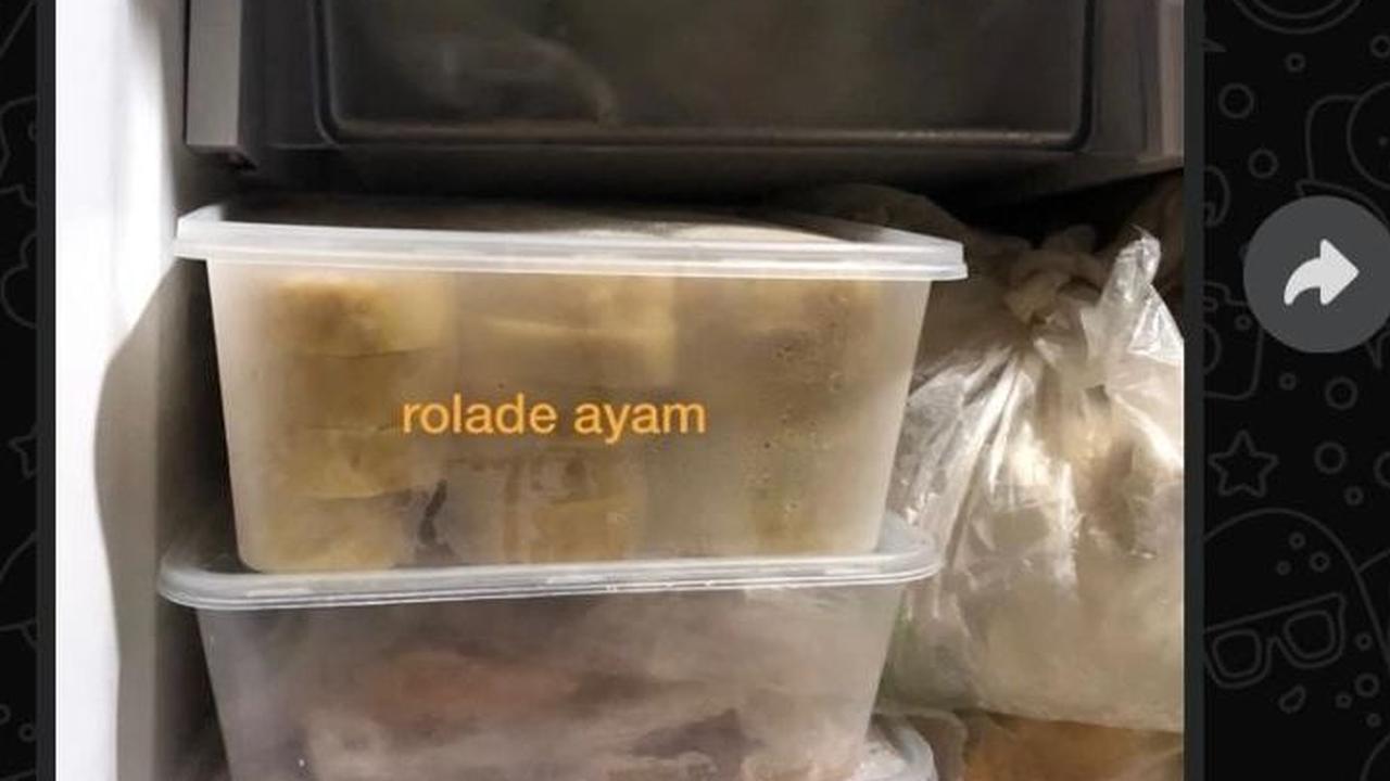 Ada juga yang menawarkan makanan beku untuk yang menginginkannya. Ia bahkan mengambil foto dan menandai box makanan yang ia maksud. Ada juga yang berbagi buah-buahan dan jajanan lain.