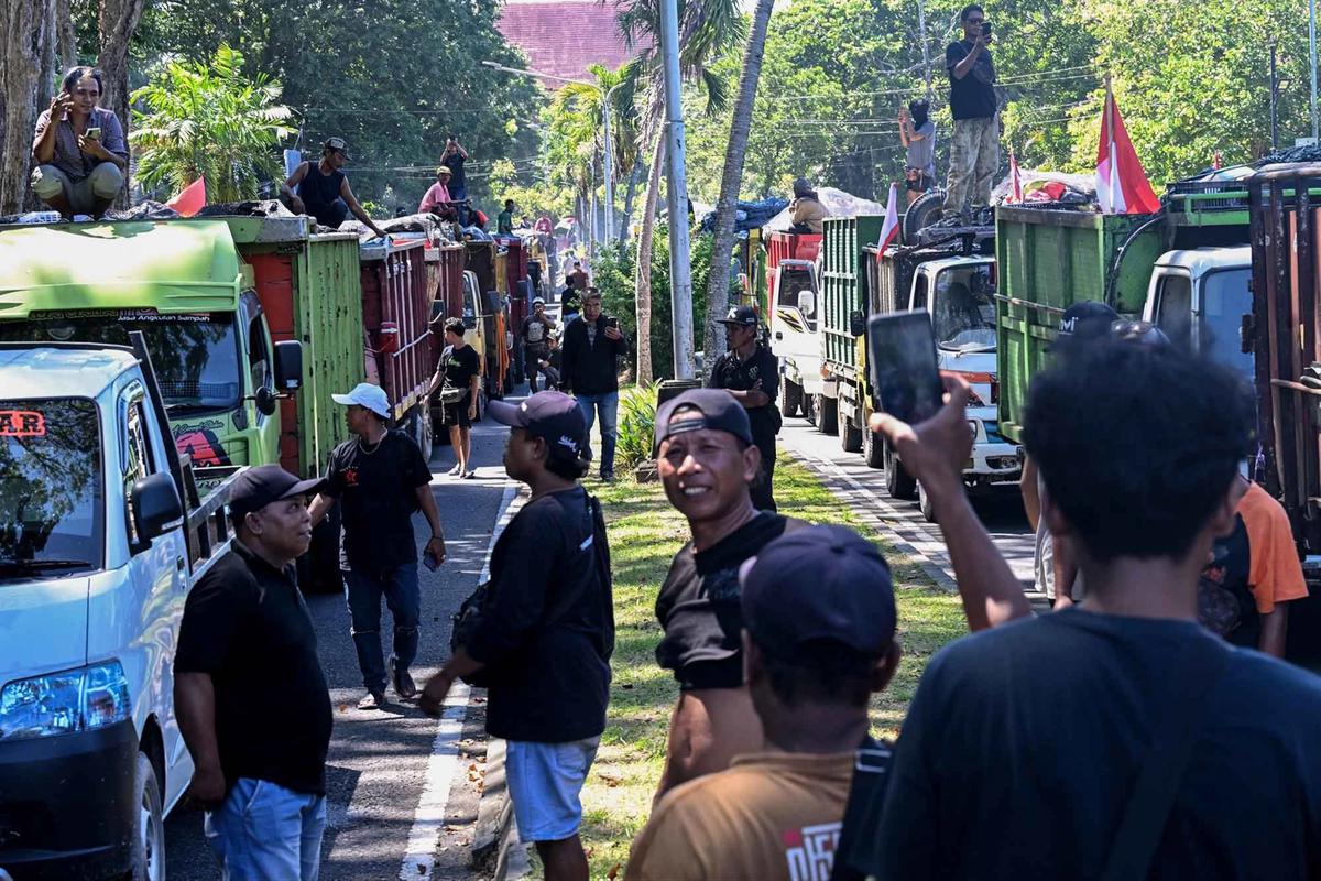 FOTO: Ratusan Truk Sampah Datangi Kantor Lingkungan Hidup Bali Nusra