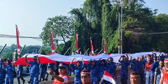 Warga Bogor Arak Bendera Merah Putih Raksasa Sambut HUT ke-80 RI