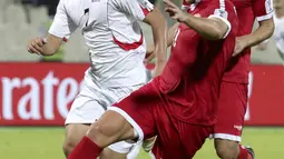 Striker Korea Utara, Han Kwang-Song (kiri) berusaha merebut bola yang dibawa pemain Lebanon Robert Melki selama grup E Piala Asia 2019 di Stadion Sharjah (17/1/2019). Pemain 20 tahun merupakan target lama Si Nyonya Tua semenjak Januari tahun lalu. (AFP Photo/Karim Sahib)