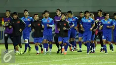 Pemain Timnas Vietnam berlari mengelilingi lapangan saat latihan jelang laga pertama semifinal Piala AFF 2016 di Stadion Pakansari, Bogor (2/12). Vietnam akan melakoni laga melawan tuan rumah Indonesia, Sabtu (3/12). (Liputan6.com/Helmi Fithriansyah)