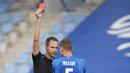 Pemain Islandia, Sverrir Ingason, mendapat kartu merah saat melawan Inggris pada laga UEFA Nations League di Stadion Laugardalsvollur, Minggu (6/9/2020). Inggris menang tipis dengan skor 1-0. (AP/Brynjar Gunnarson)