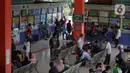 Sejumlah calon pemudik menanti kedatangan bus di Terminal Kampung Rambutan, Jakarta, Rabu (19/5/2021). Penumpang yang baru tiba dan yang akan berangkat dari Terminal Kampung Rambutan dilakukan tes swab antigen maupun GeNose. (Liputan6.com/Johan Tallo)