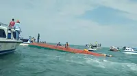 Kapal cepat yang terbalik di perairan Tarakan itu mengangkut 48 penumpang. Seorang bayi perempuan menjadi korban tewas. (dok. istimewa)