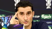 Espanyol&#039;s coach Ernesto Valverde speaks during a press conference at Luz Stadium in Lisbon, 11 April 2007. Espanyol will face 12 April Benfica for the UEFA Cup quarter-final second leg football match. AFP PHOTO/ FRANCISCO LEONG