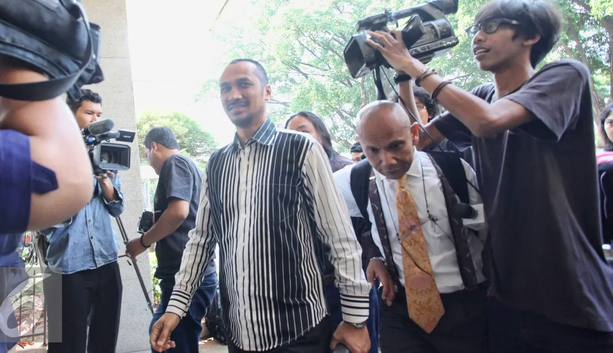 Ketua KPK nonaktif, Abraham Samad saat masuk ke dalam Gedung Bareskrim Mabes Polri, Jakarta, Rabu (24/6/2015). Samad diperiksa penyidik bareskrim Polri sebagai tersangka dalam kasus Rumah Kaca. (Liputan6.com/Yoppy Renato)