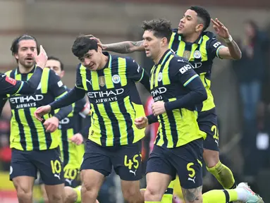 Manchester City sukses mengandaskan Leyton Orient dengan skor tipis 2-1 dalam laga putaran keempat FA Cup 2024/2025 yang dihelat di Brisbane Road, London, Sabtu (8/2/2025) malam WIB. (AFP/Justin Tallis)