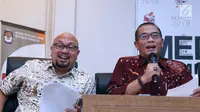 Komisioner KPU, Hasyim Asyari (kanan) membacakan hasil LPSDK Partai Politik peserta Pemilu 2019 di Jakarta, Rabu (2/1). 16 partai politik serta tim kampanye pasangan Capres/Cawapres telah menyerahkan LPSDK masing-masing. (Liputan6.com/Helmi Fithriansyah)