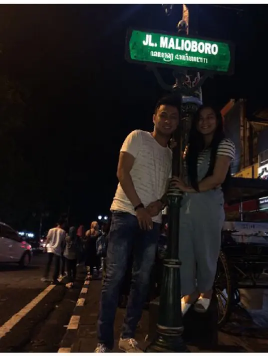 Deddy juga pernah menjadi pacar kakaknya Juwita Bahar, Jelita. Selain itu, usia keduanya juga terpaut jauh sekitar 11 tahun. Masih menurut Anisa, putrinya sempat putus menjalin kasih dengan Deddy. (Instagram/juwitabahar11)