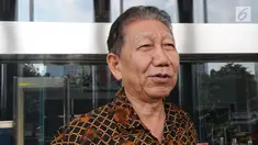 Saksi Ahli KPK Armawan menjawab pertanyaan wartawan usai memberikan keterangan kepada penyidik di gedung KPK, Jakarta, Jumat (11/5). Armawan dimintai keterangan oleh KPK terkait kasus dugaan korupsi proyek pengadaan E-KTP. (Medeka.com/Dwi Narwoko)