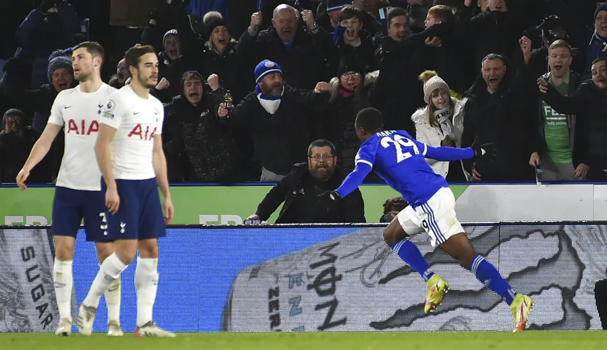 Pemain Leicester City Patson Daka (kanan) melakukan selebrasi usai mencetak gol ke gawang Tottenham Hotspur pada pertandingan sepak bola Liga Inggris di King Power Stadium, Leicester, Inggris, 19 Januari 2022. Tottenham menang 3-2. (AP Photo/ Rui Vieira)
