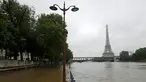 Pemandangan banjir di Sungai Seine di dekat menara Eiffel di Paris, Prancis, setelah hampir setiap hari  hujan lebat menguyur negeri ini, (3/6). Banjir yang merendam sebagian wilayah Prancis Sejauh ini sudah dua orang tewas. (REUTERS/Philippe Wojazer)